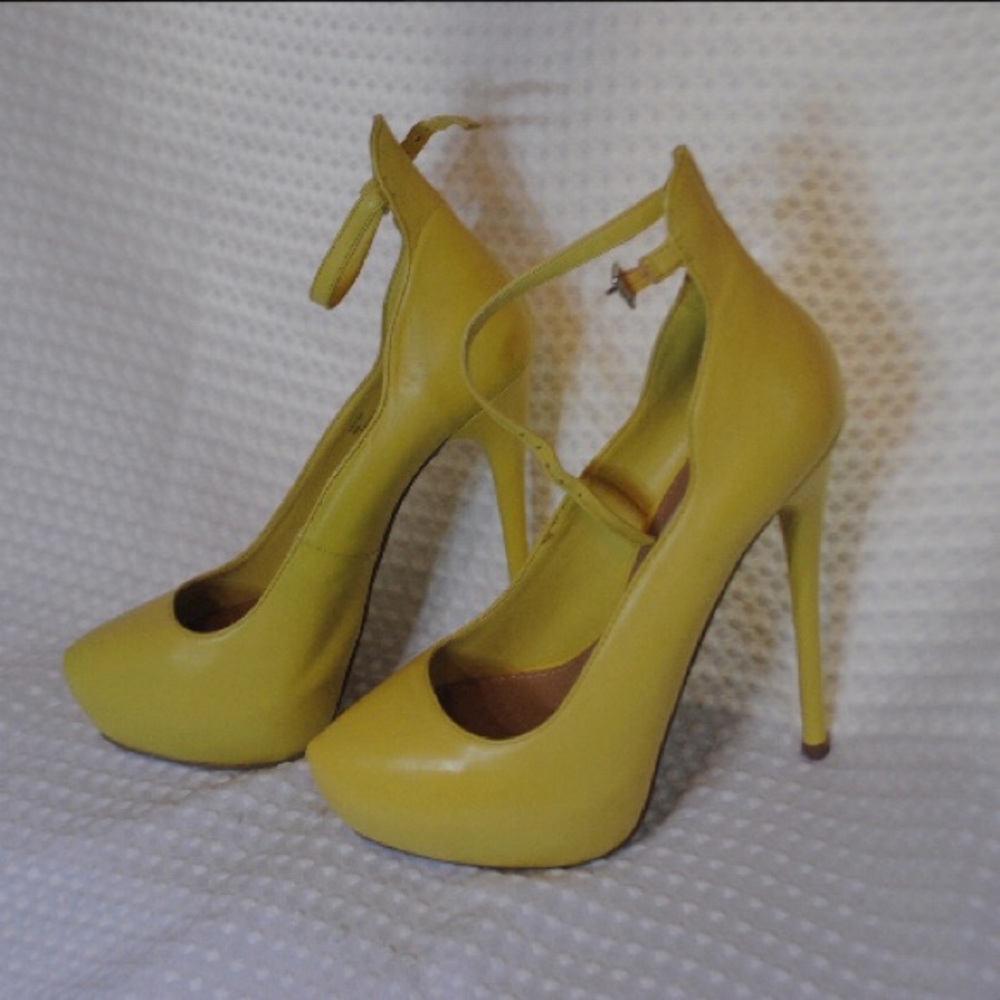 Never worn Steve Madden Yellow Heels